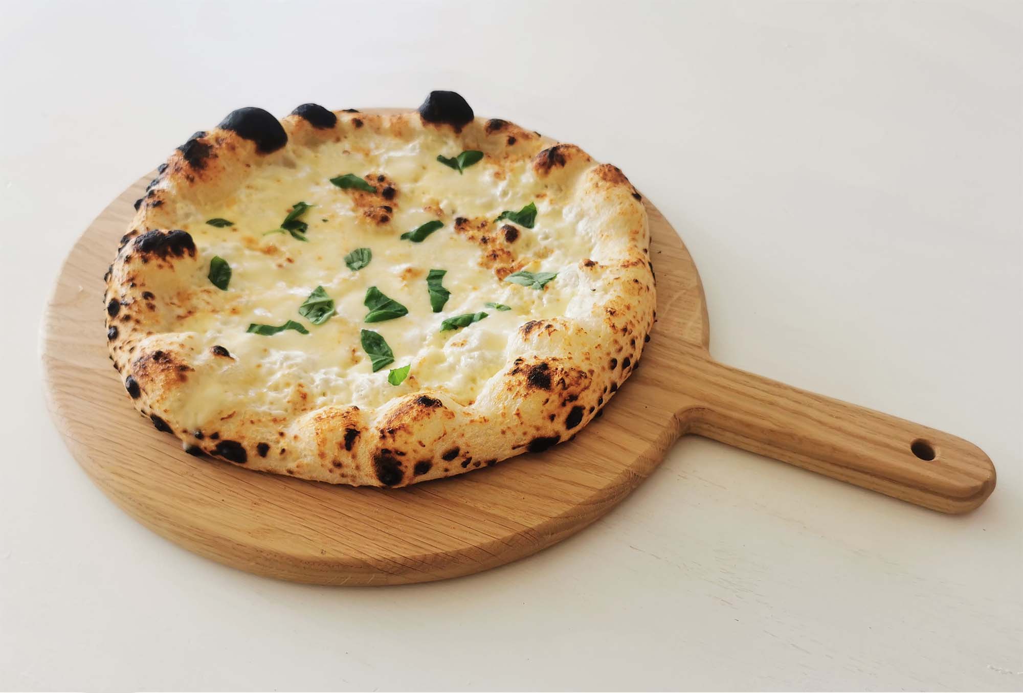 Pizzabræt i eg med håndtag