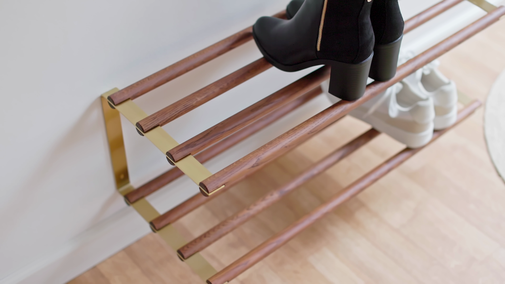 Skoreol i mørk eg og messing